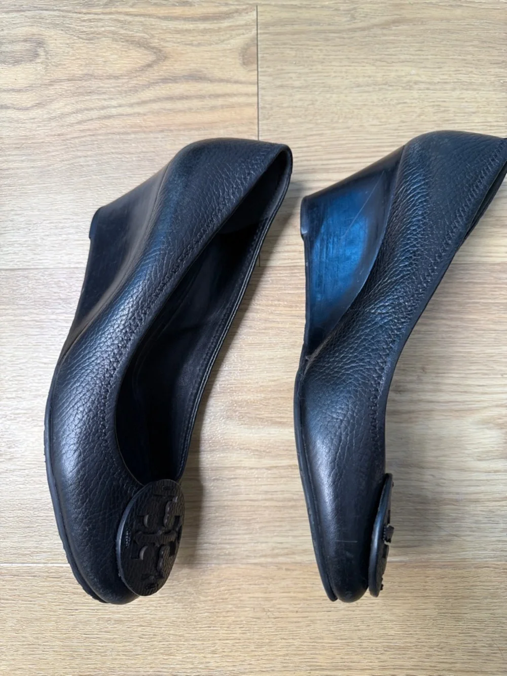 Tory Burch Black Pebbled Leather Wedge Pumps with Logo Emblem - Picture 8 of 10